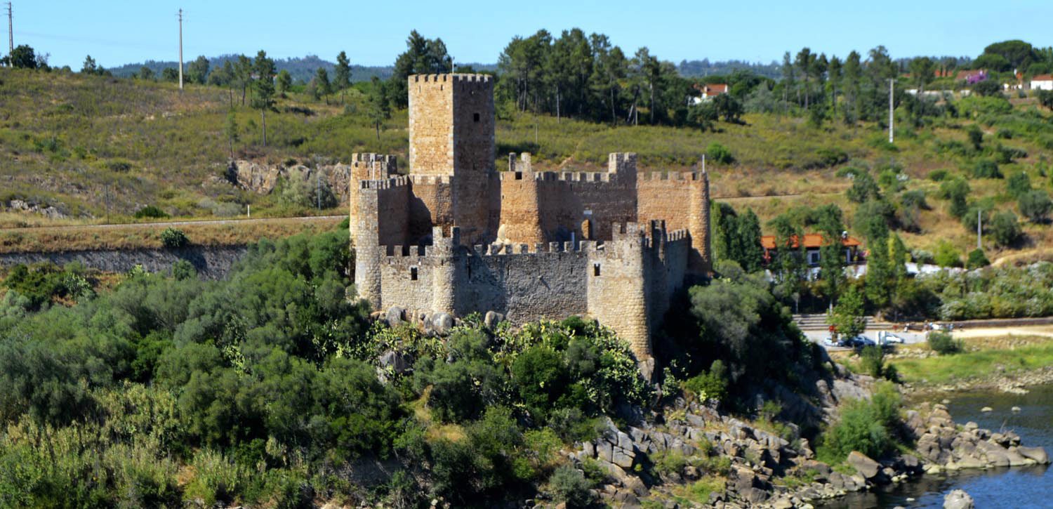 Castelo templário de Almourol no rio Tejo