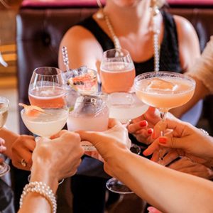 Team creating cocktails – Team Building Mixology